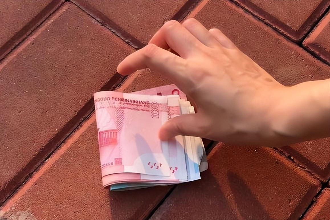 清洁工捡到钻戒被发500结果,清洁工捡到35万真的吗