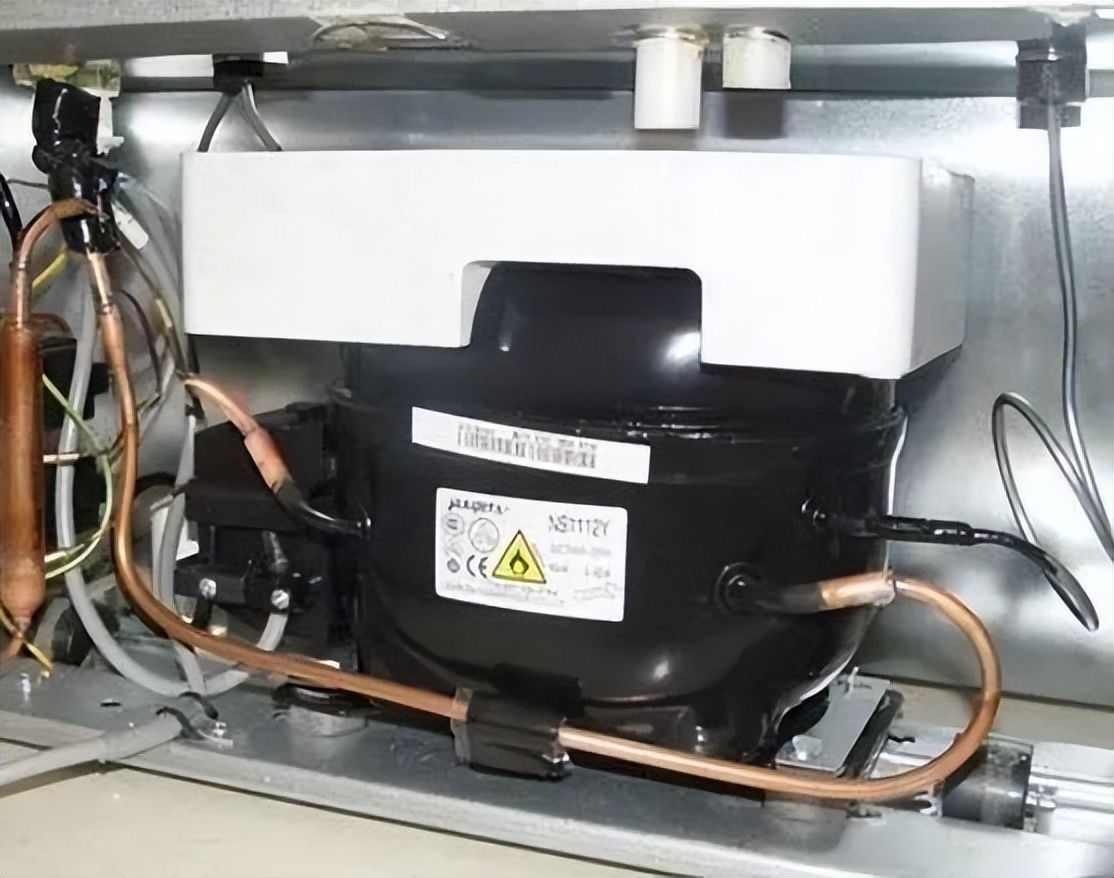 天气热冰箱自动停止怎么办,天气热冰箱太烫了怎么办