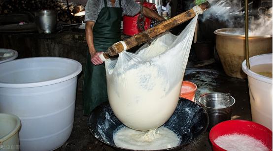 刚做出来的豆腐怎么做好吃,卤水豆腐一斤黄豆出几斤豆腐