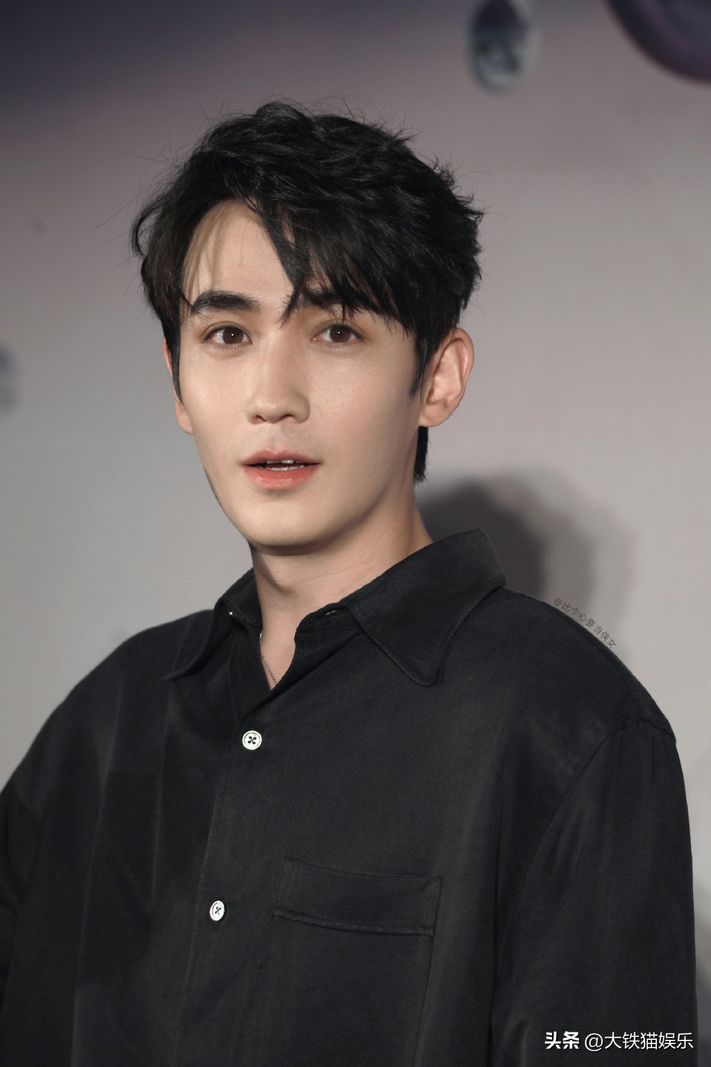 穿黑衣服的帅哥明星,10大穿白衬衫最好看的男明星