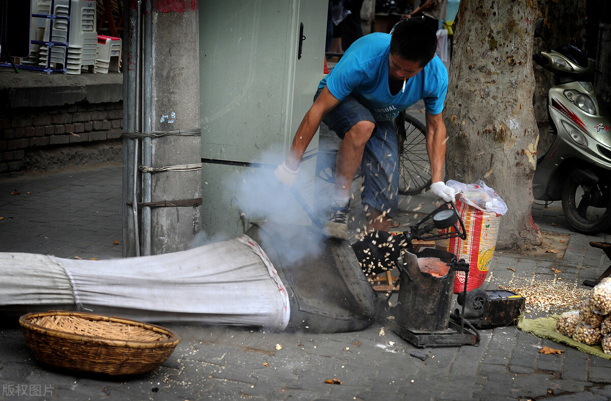 神秘男子事件,神秘男人送花