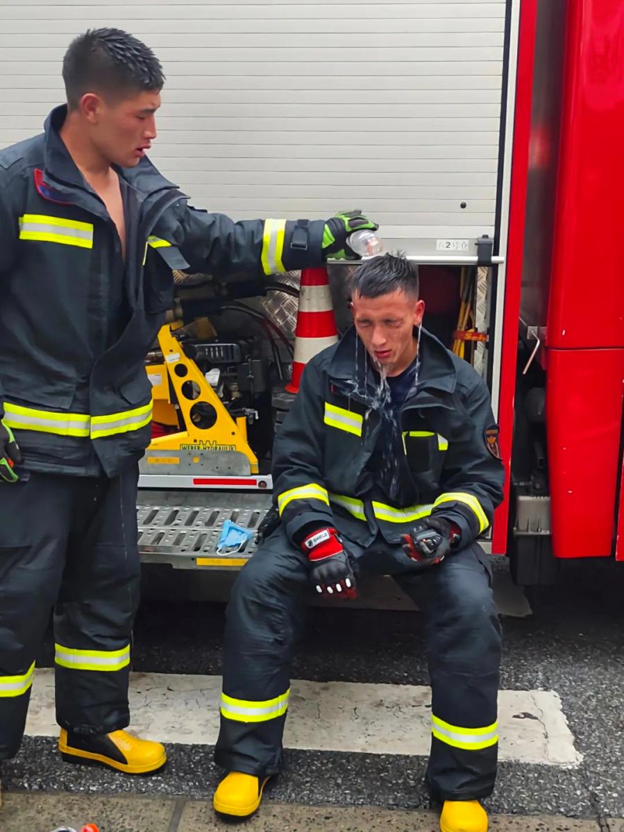 民房突发火灾消防紧急扑救措施,居民楼起火危急