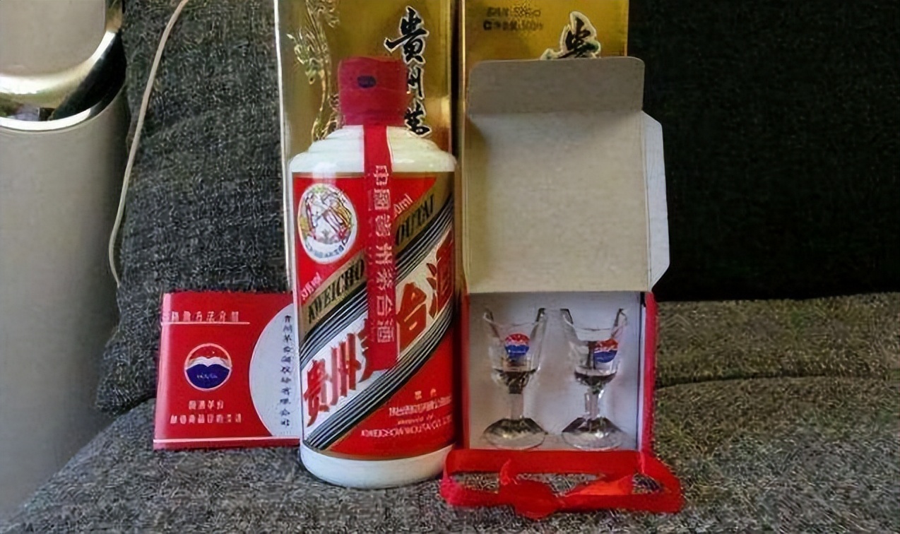 非洲免税店的茅台遭到中国游客抢购，游客：价格地低到你无法想象