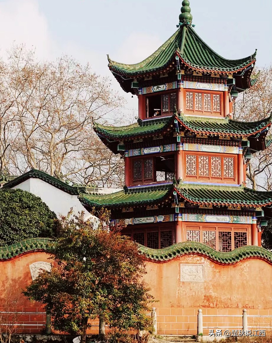 甘棠湖上“娘娘庙”，是为闹市中的一方净土，风光旖旎，四季浪漫