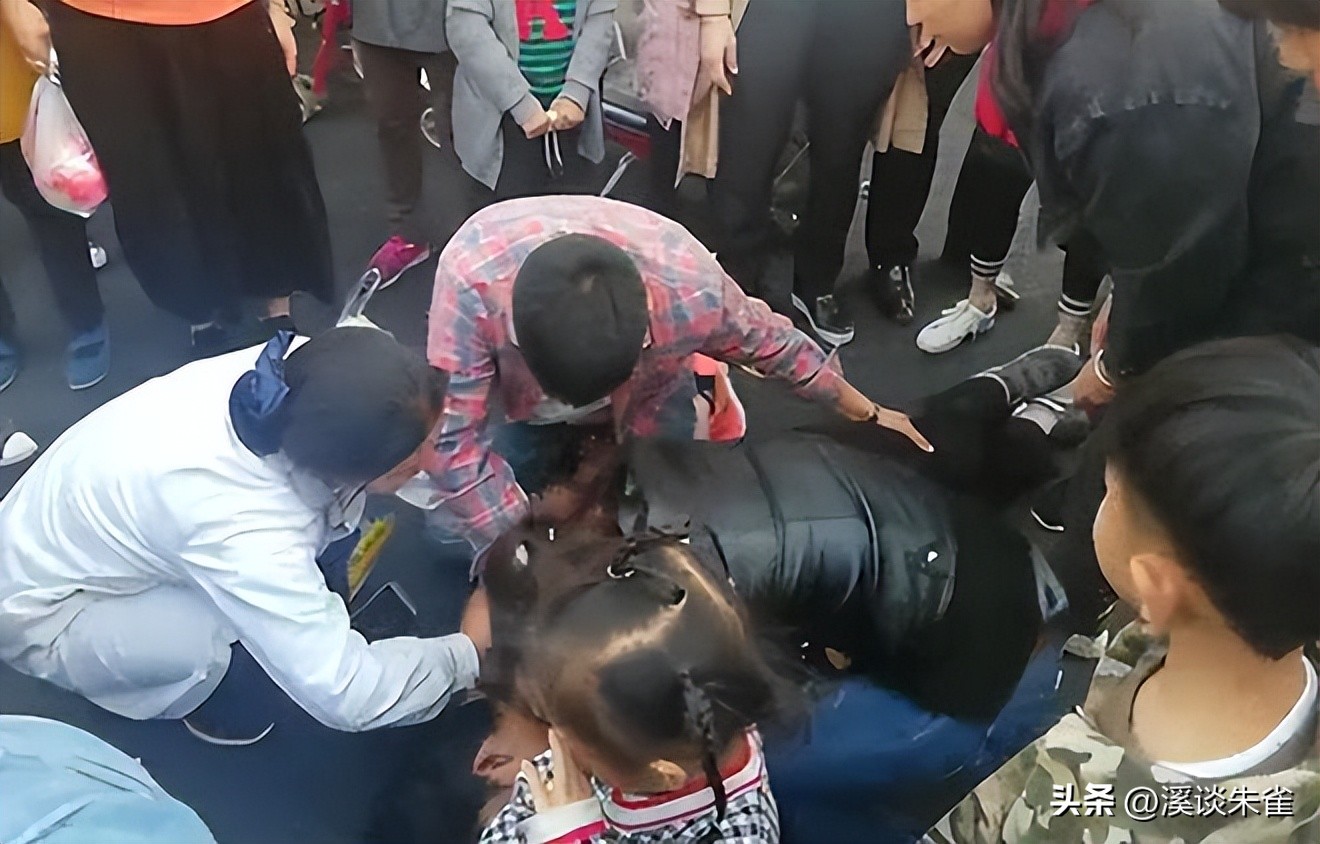 老人被撞肋骨断了十根,老人晨练被撞