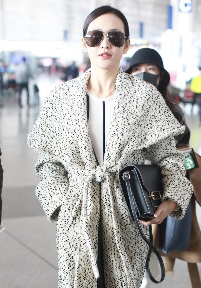 王鸥穿深绿长裙气质佳,奔四王鸥