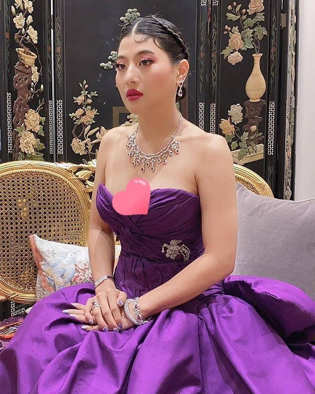 泰国神兽公主身材好辣！白衬衫裹身掩不住丰胸，可惜35岁仍是单身