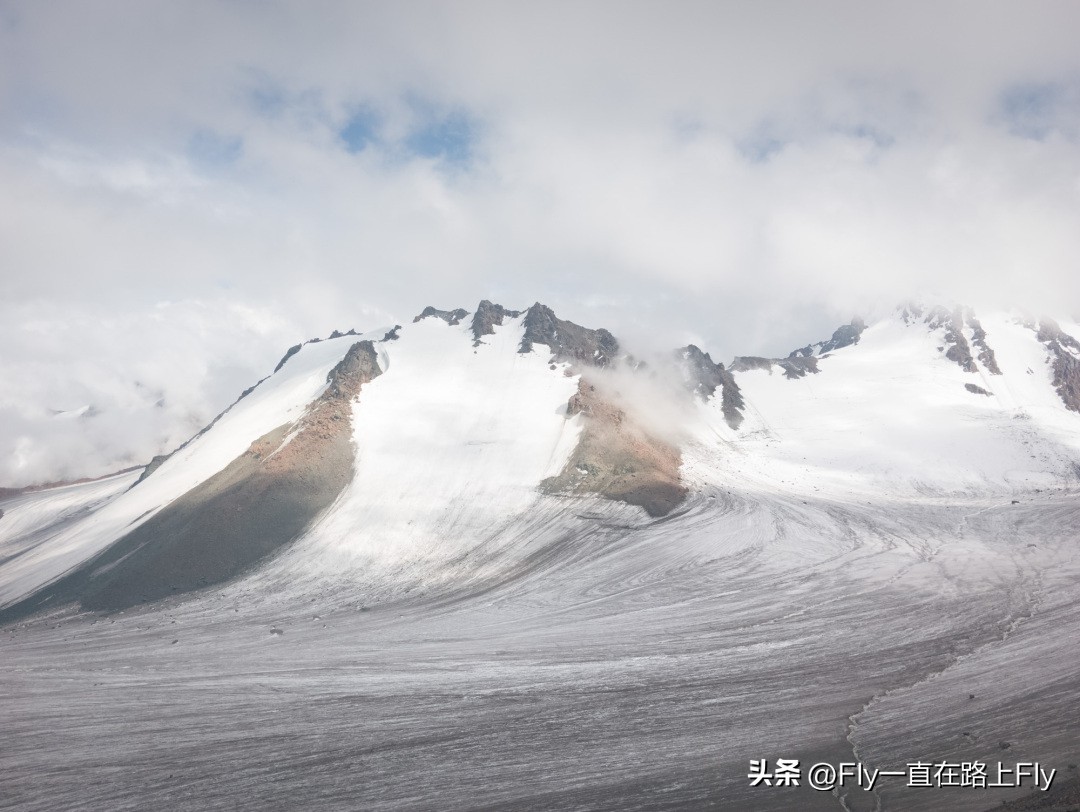 穿越博格达峰脚下冰湖之旅,徒步穿越新疆博格达峰