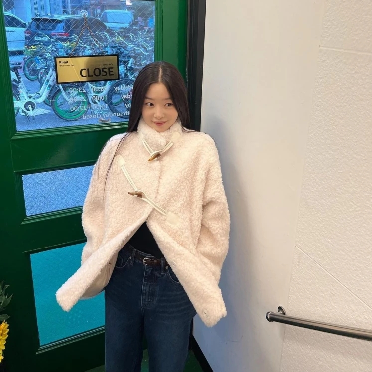 时尚女士不臃肿羽绒服,冬季女生羽绒大衣长款穿搭