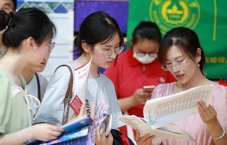 张雪峰建议家长不要给女儿选金融,张雪峰说了学金融能不能放得开