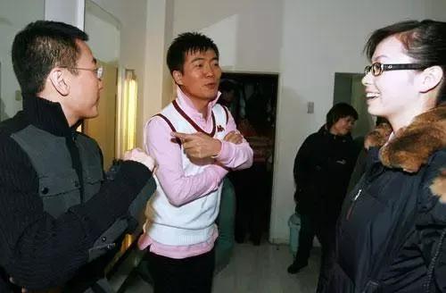 黄健翔前妻是端盘子的吗,足球解说员黄健翔现任妻子