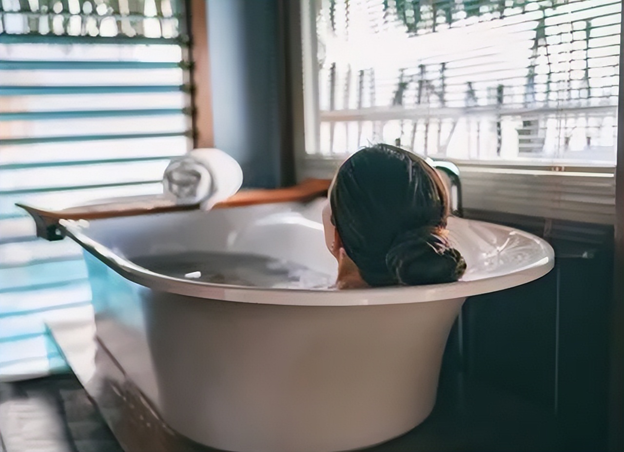 女生洗澡时会站着撒尿吗？别不好意思，看看对身体有益还是有害