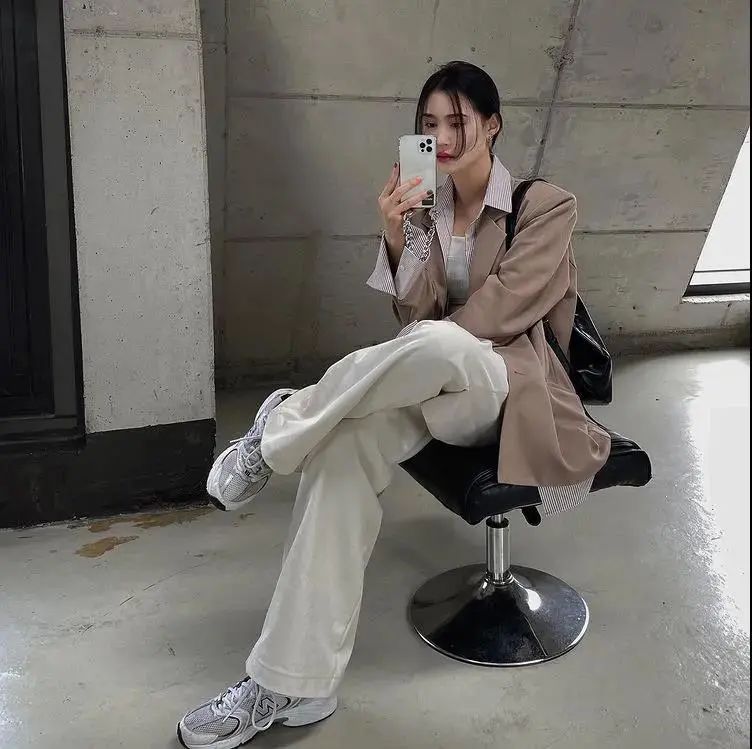 黑色衬衫最新穿搭,衬衫穿在毛衣外面