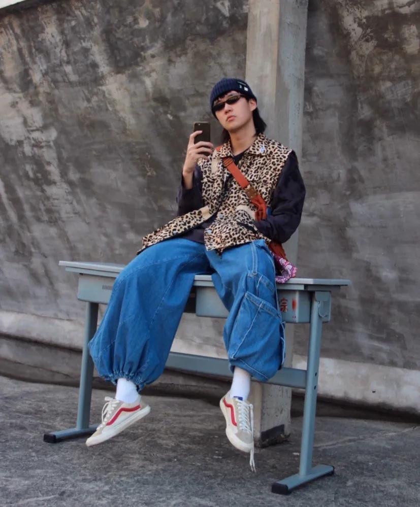 经典vans穿搭中帮,黑白vans经典款过不过时