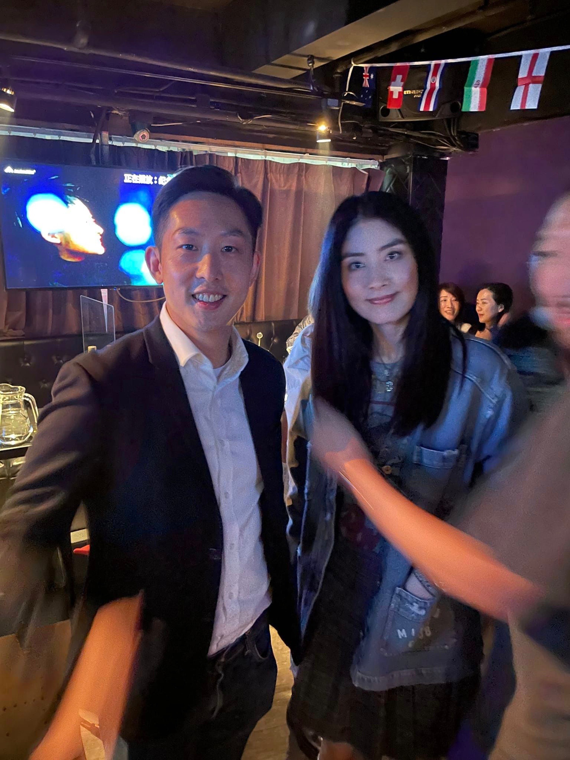 50岁陈慧琳现身酒吧,陈慧琳近照短裙配丝带鞋