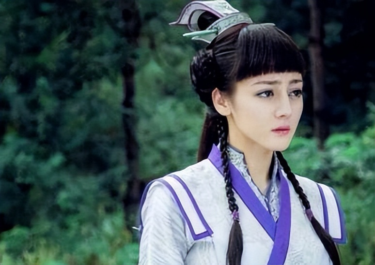 “金鹰女神”迪丽热巴:靠杨幂爆红,工作四年无休,沦为无戏可拍