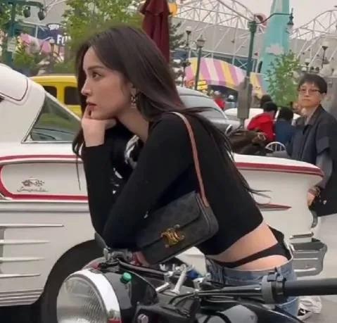 古力娜扎火爆牛仔裤,古力娜扎微喇裤