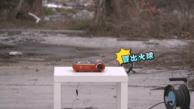 家中聚餐厨房突然爆炸,在吃饭时爆炸的尴尬瞬间