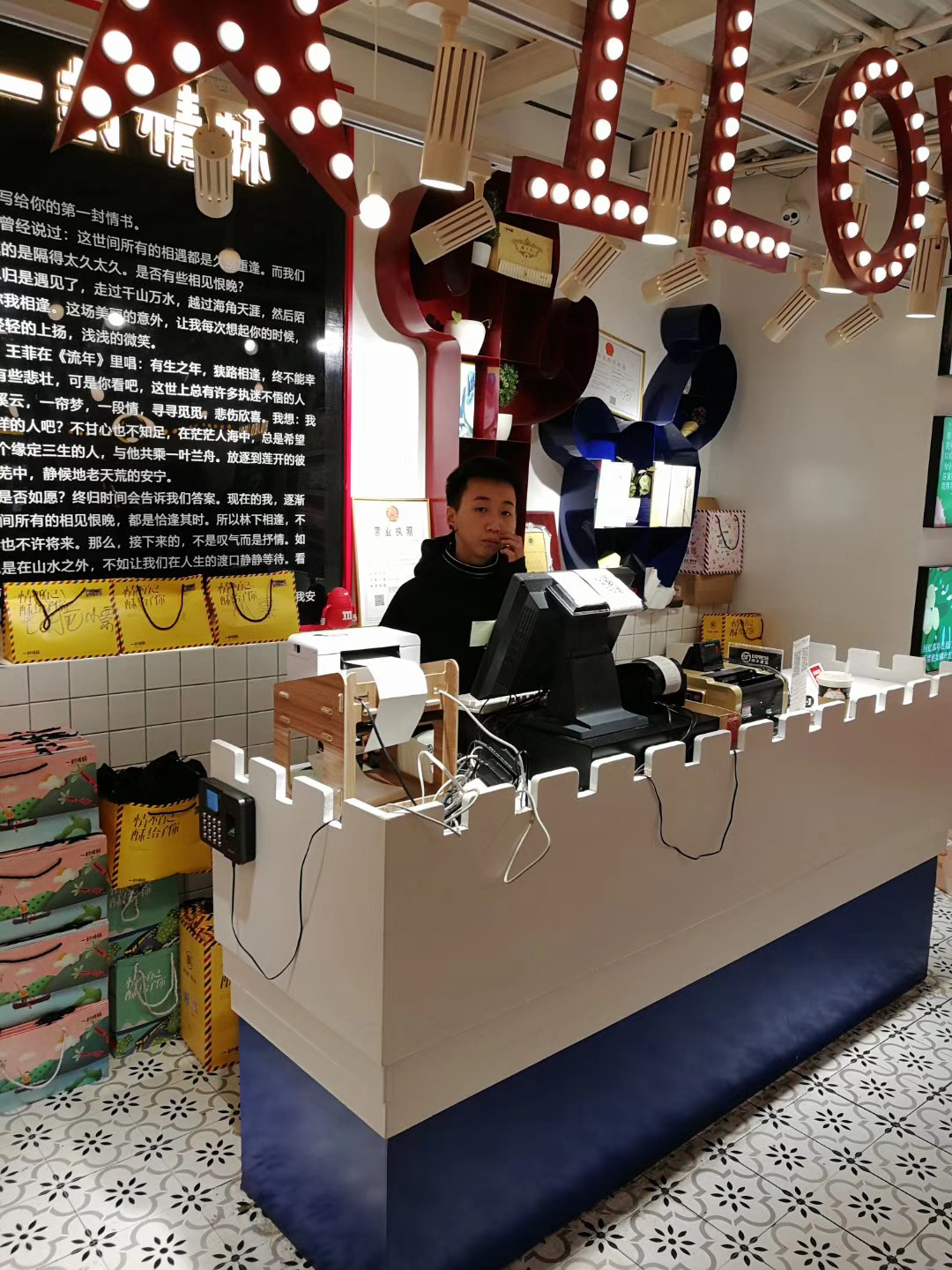 游客可以在景区卖的小商品,游客为什么在景区购买产品