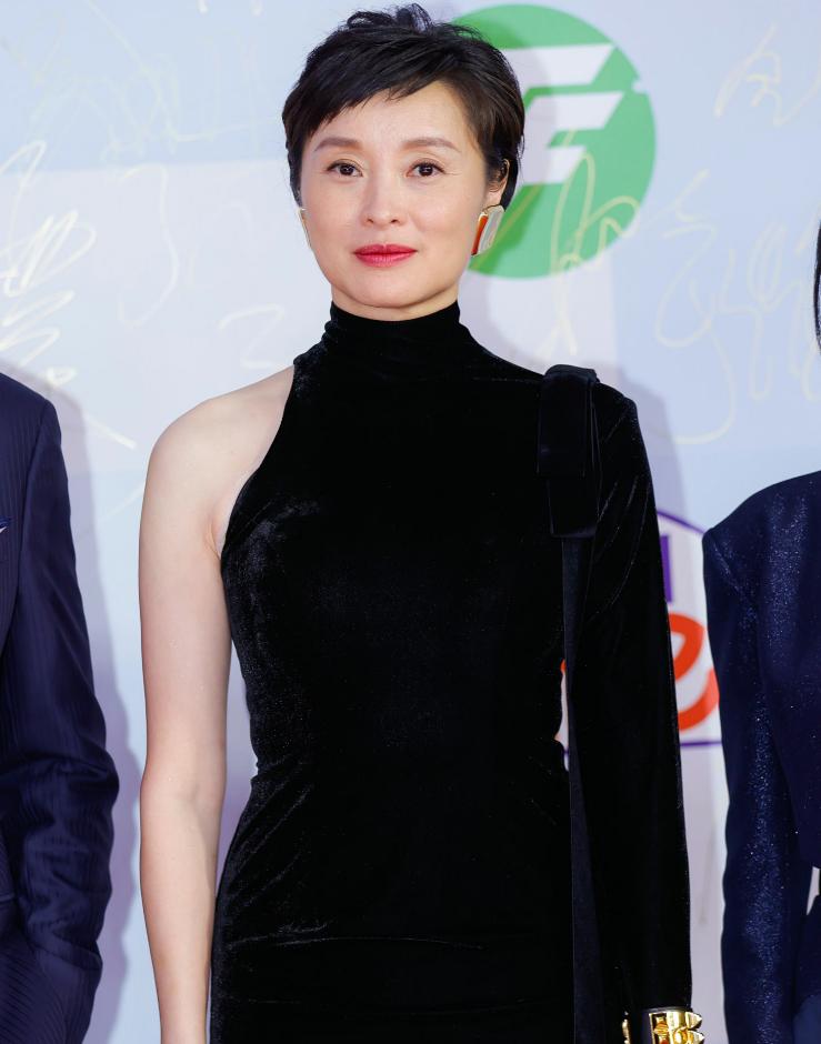 赵丽颖白玉兰奖黑色礼服照片,赵丽颖白玉兰奖造型图片