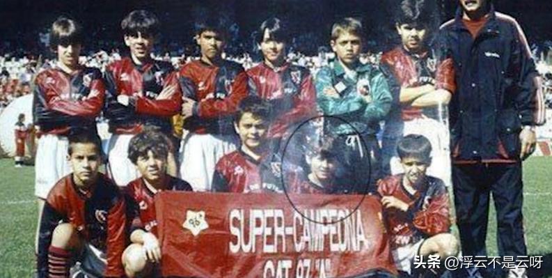 因个子矮被抛弃的足球巨星,出生贫寒17岁却成为足球界的传奇