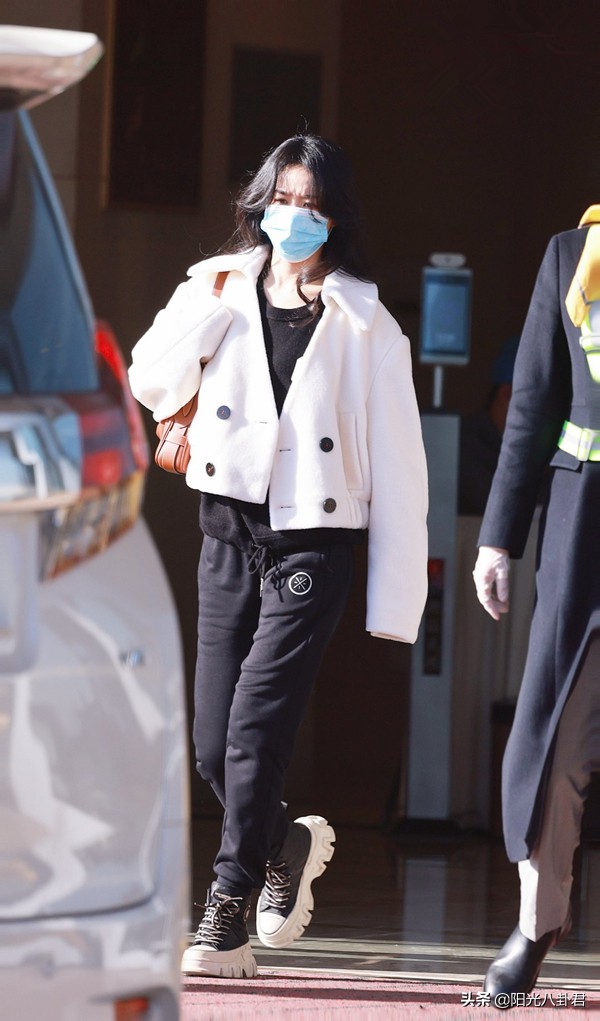 央视春晚第三次联排邓超,赵丽颖朱一龙现身春晚联排