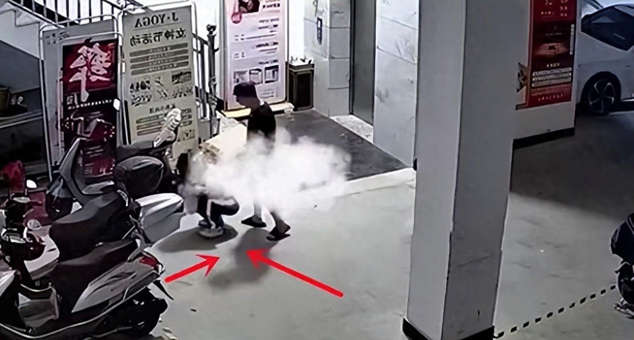 *欲情**燃烧！翘臀女子遭陌生男子激情涌动