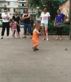 一哥们在殡仪馆守灵，闲着无聊，半夜用手机搜附近的人