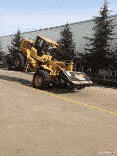 女生上学和出去玩的区别,女生在上课穿校服