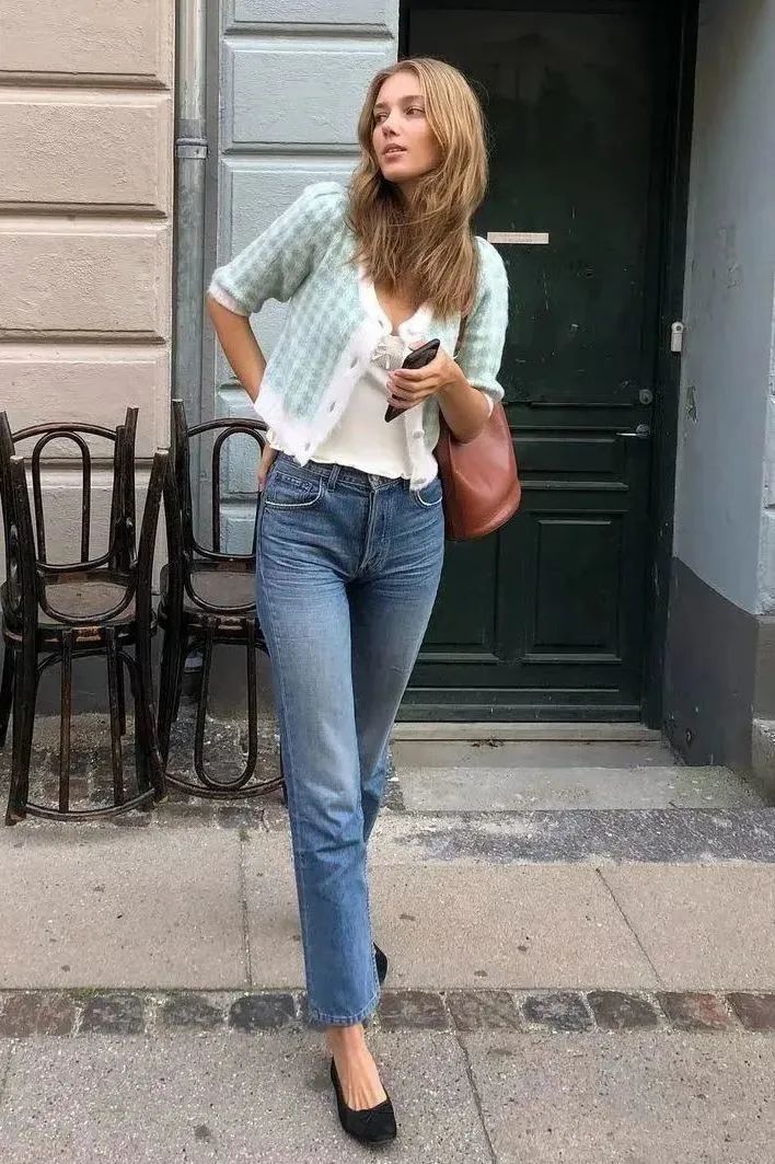 直筒牛仔裤小白鞋穿搭,小白鞋牛仔裤秋冬穿搭图片