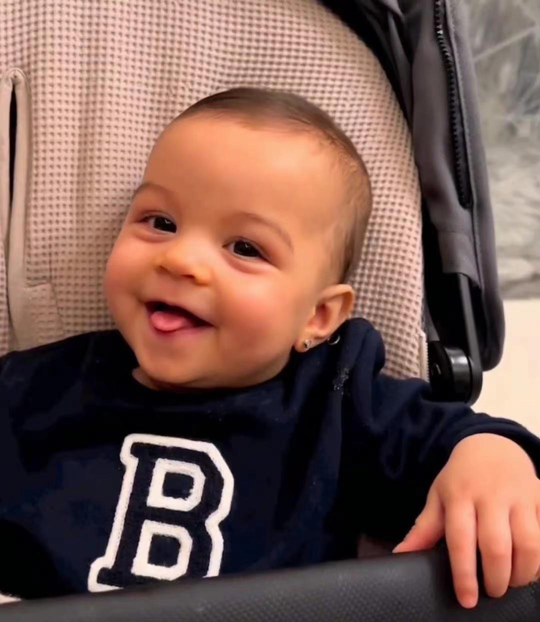 乔治娜晒c罗亲吻她脸颊照,乔治娜晒与c罗合照一生挚爱