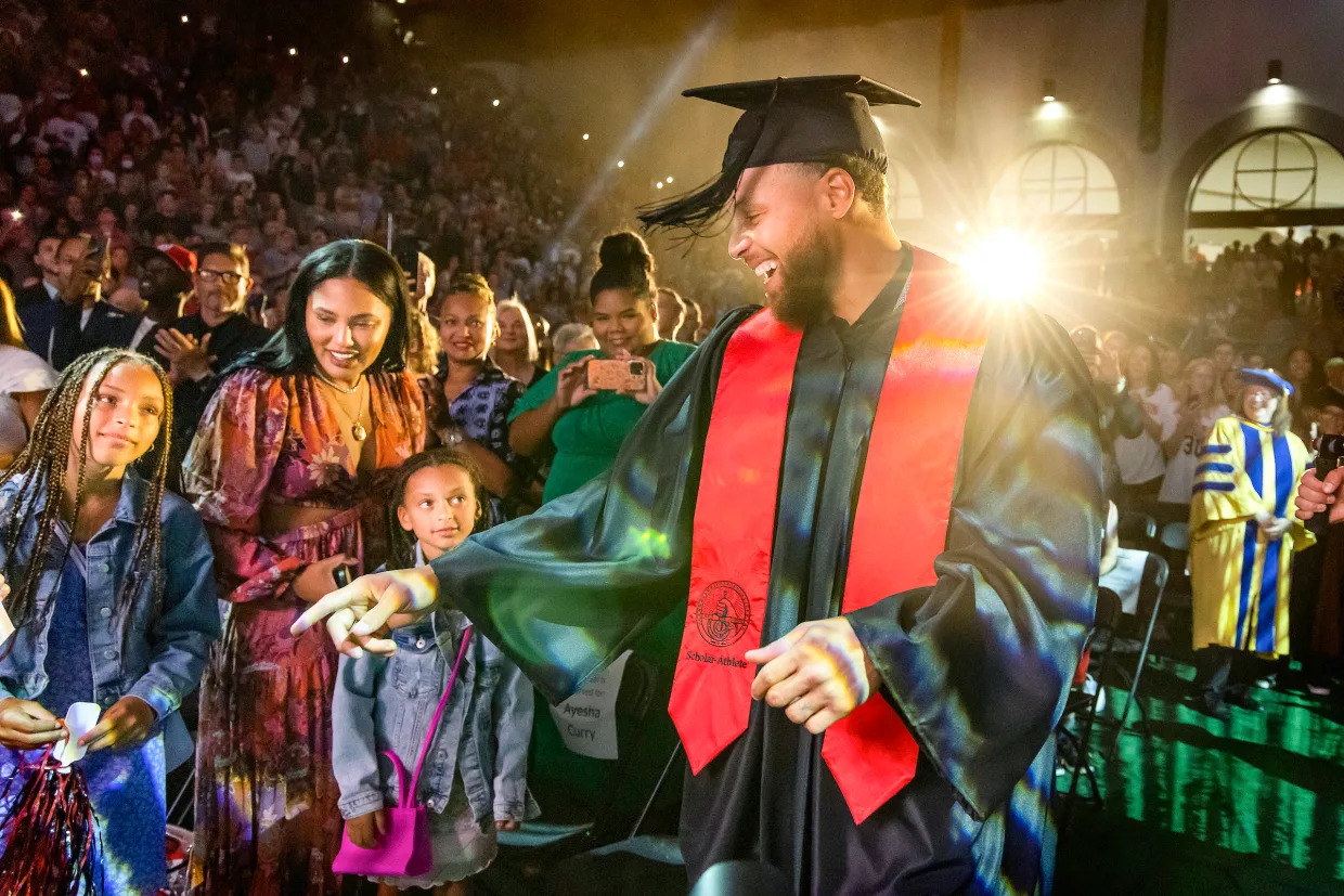 库里荣获最佳运动员,库里今年拿奖的照片