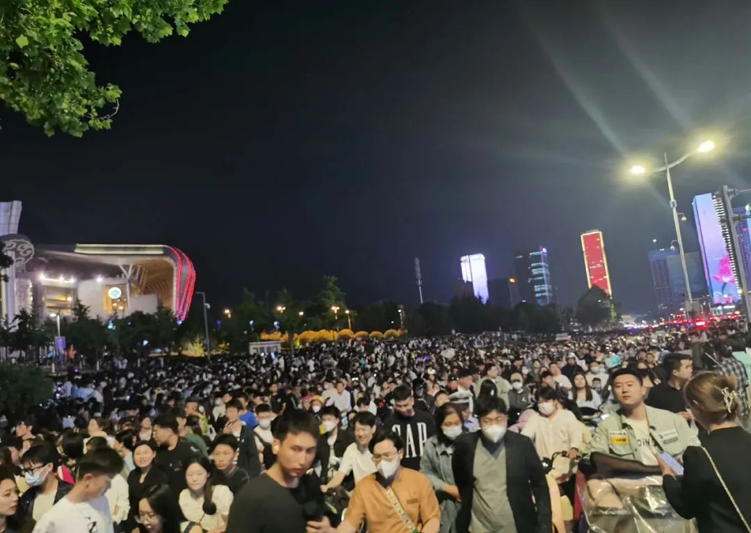 今晚的济南，太燃了！网友：场内6万人场外10万人