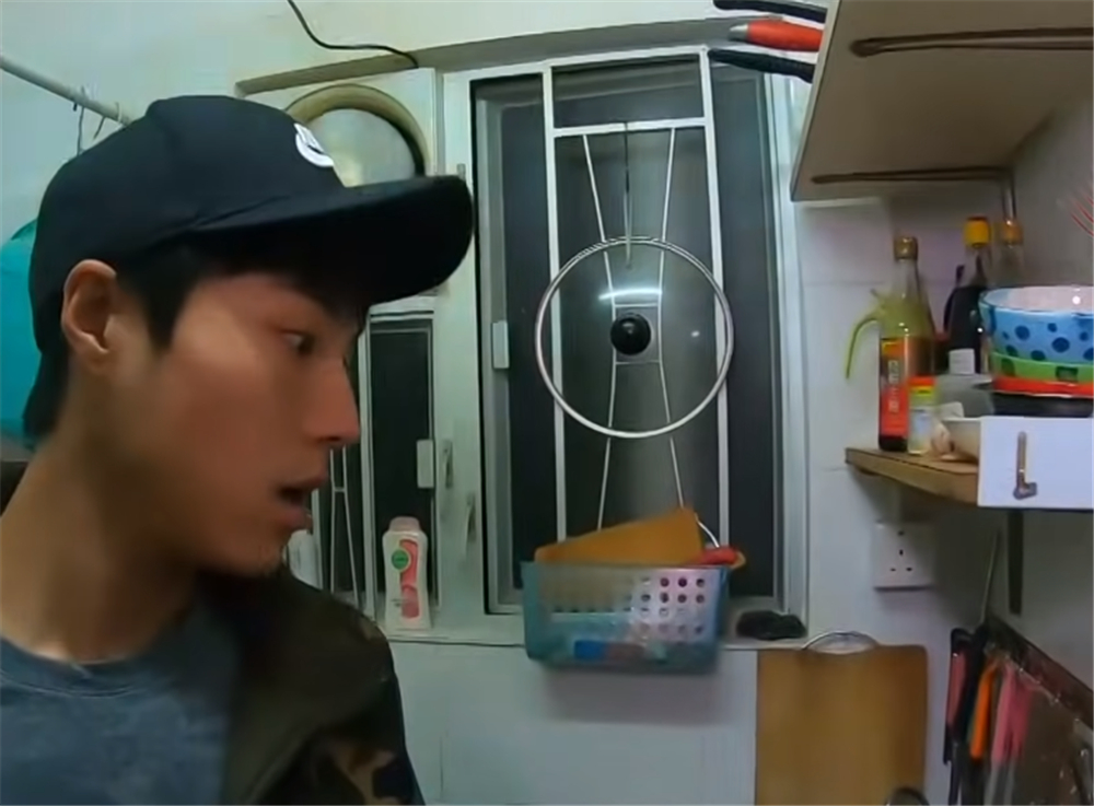 香港单亲妈妈住8平方劏房,香港单亲妈妈带3岁女儿住劏房