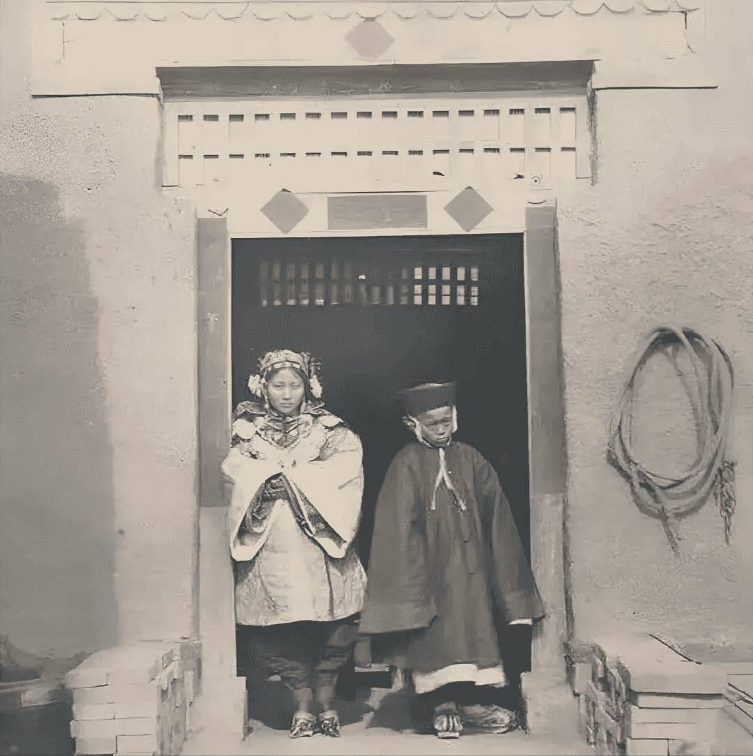 罕见照片，世界上胸最大的女人，女人舌头10.16厘米，你见过吗2