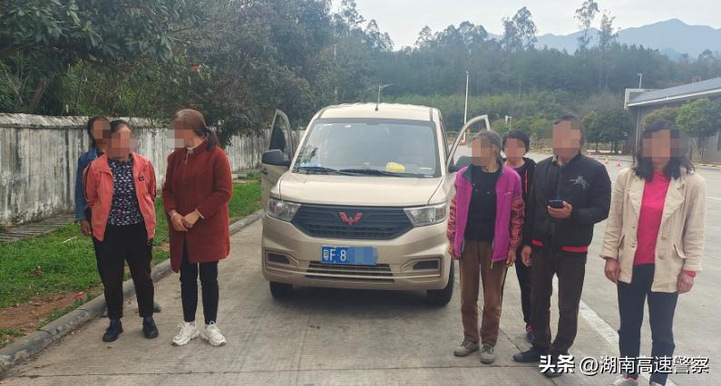 面包车超员20%以上被交警查获,9座面包车被查