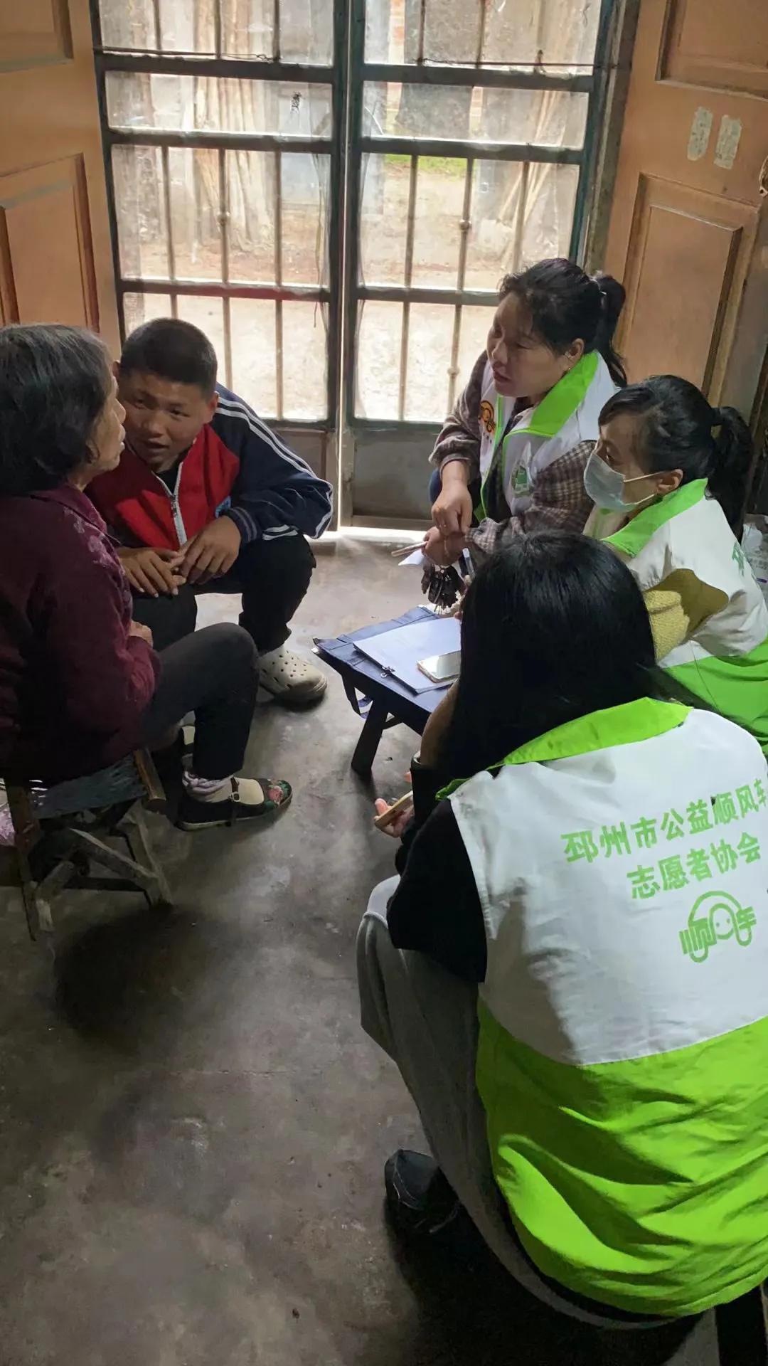 公益接力救助空巢老人我们在行动 (警民暖心救助空巢老人让老人安心)