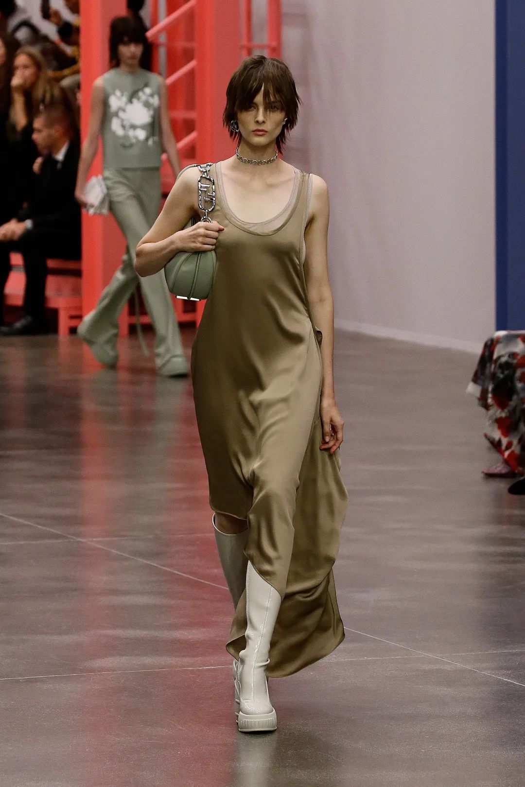 米兰时装周入选前十唯一华人,米兰时装周第一排坐的谁