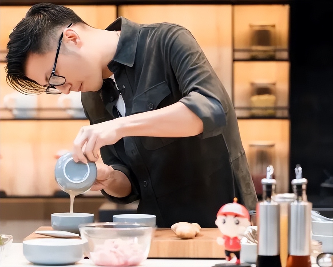 47岁王菲为何看上37岁的谢霆锋,17岁谢霆锋与28岁王菲同台