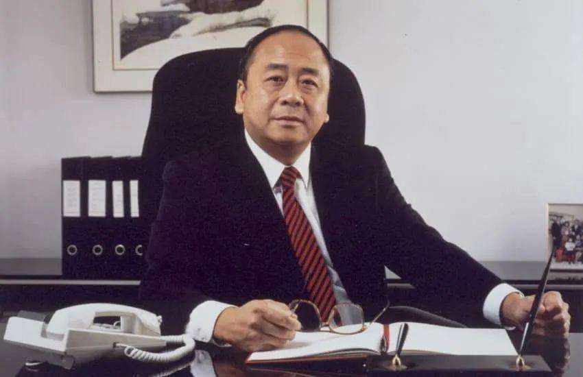 穷小子打拼十年成了亿万富翁,穷小子靠打拼成亿万富翁