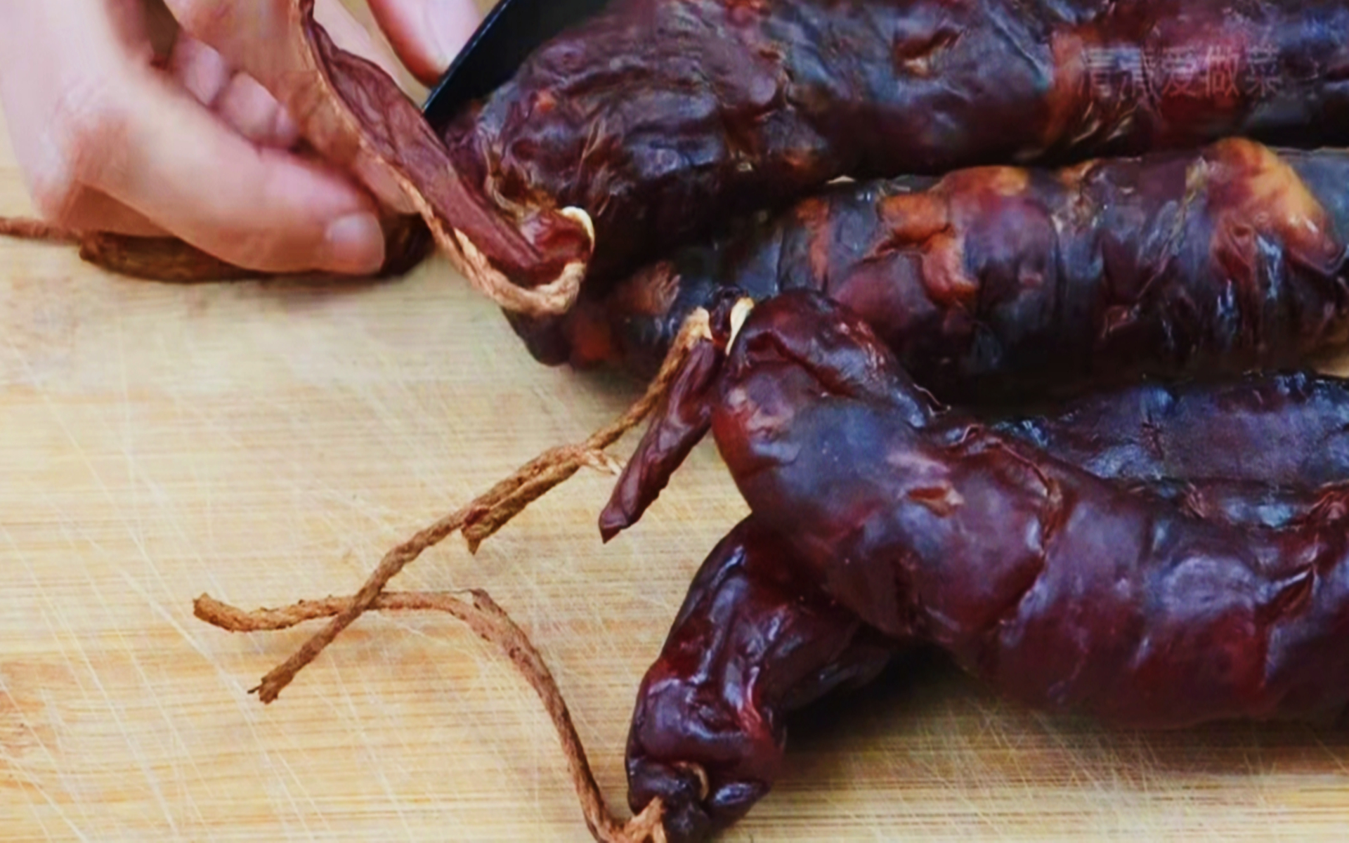 香肠不放冰箱怎样保存最好,保存香肠直接放冰箱用水洗都错了