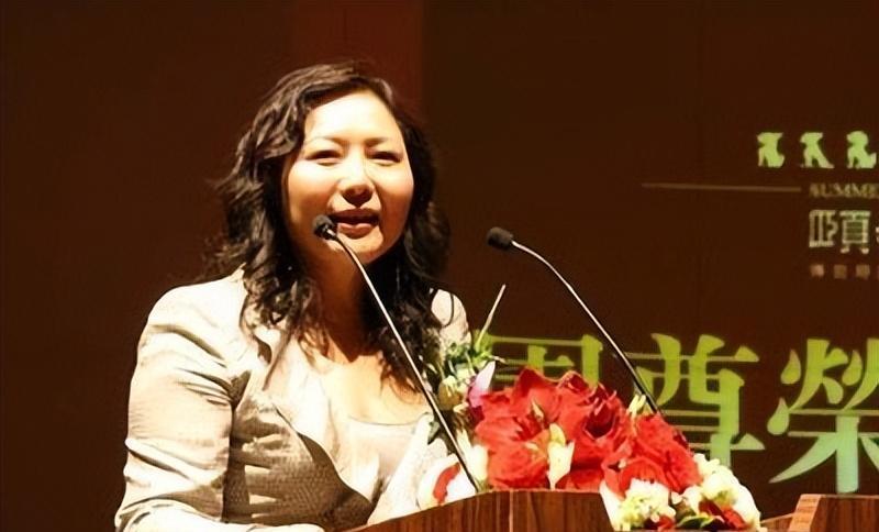 手握11万亩地皮，银行存七百多亿，她才是我国隐形“地产女首富”