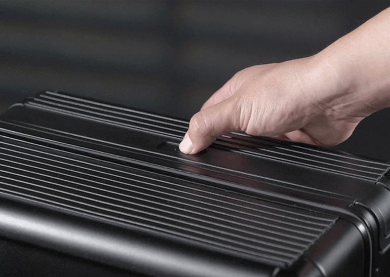 从明星到大咖,为何大家都喜爱“箱包界的苹果”?