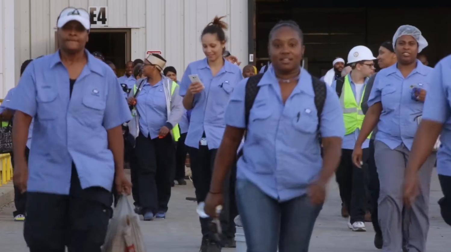 美国工厂流水线工人一个月多少钱,美国穷人上班