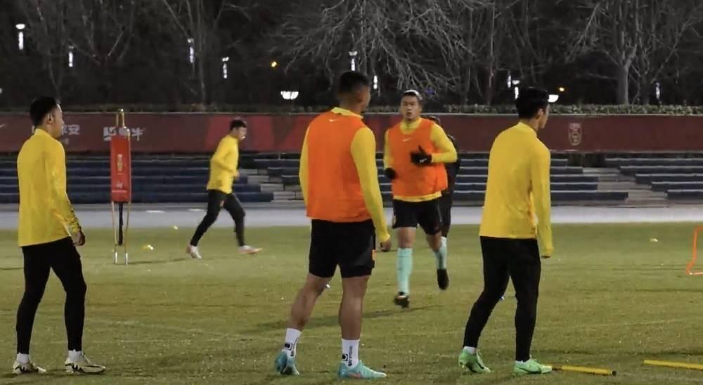 张琳芃赛前训话完整,国足集训照片张琳芃