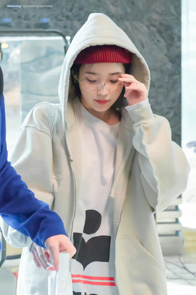 李知恩iu紫色运动服装,iu李知恩穿花卫衣