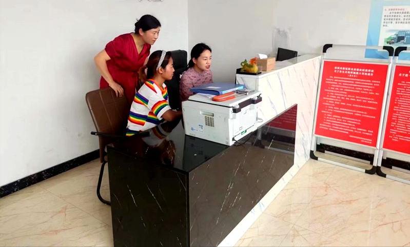 内乡县总工会：上门服务面对面指导货车司机等群体建会入会