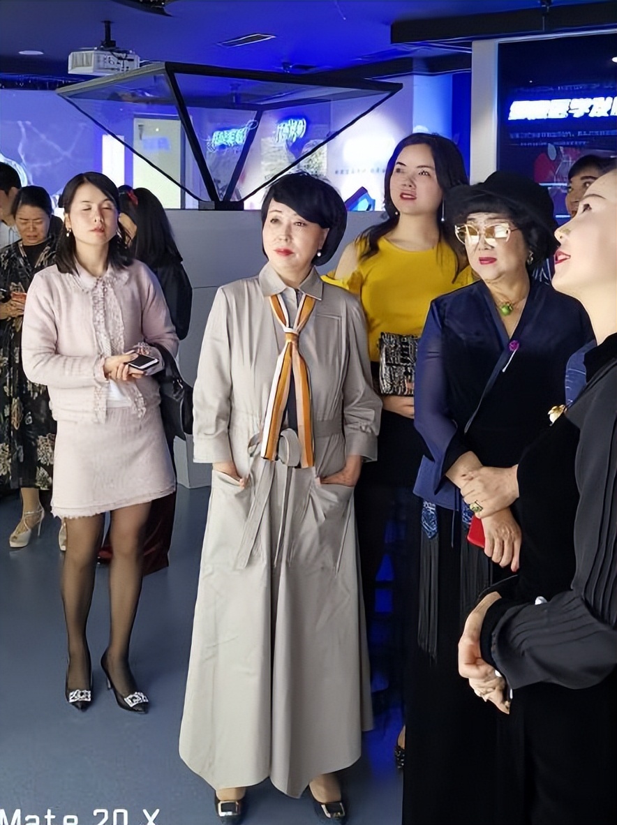 20岁小伙爱上39多岁女老板后续,19小伙子爱上大18岁女老板