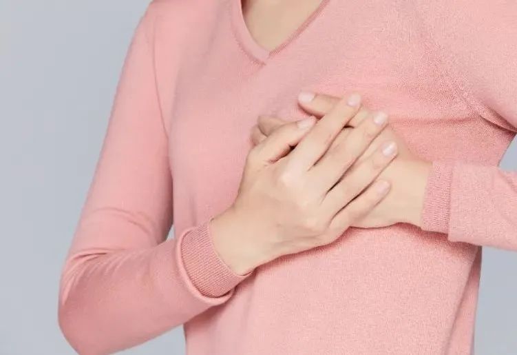 乳腺脂肪层内囊肿会癌变吗,双侧乳腺囊肿增生疼痛会癌变吗