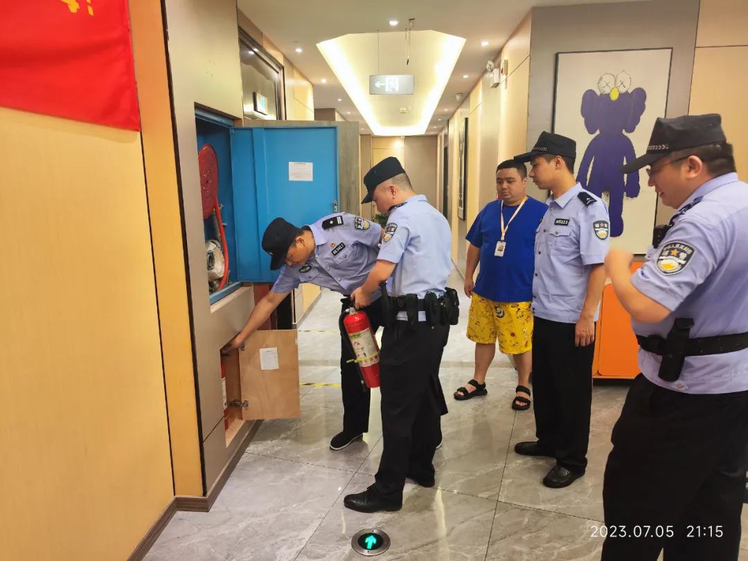 警方开展夏夜治安巡查宣防,古城派出所开展夏夜治安巡查宣传